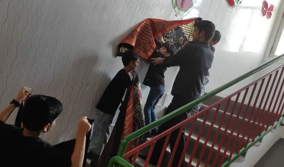 اینجا تمام مسئولیتهای روضه با دانشآموزان است