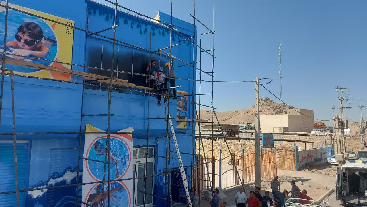 سقوط تابلوی در حال نصب در خمینی‌ شهر + عکس