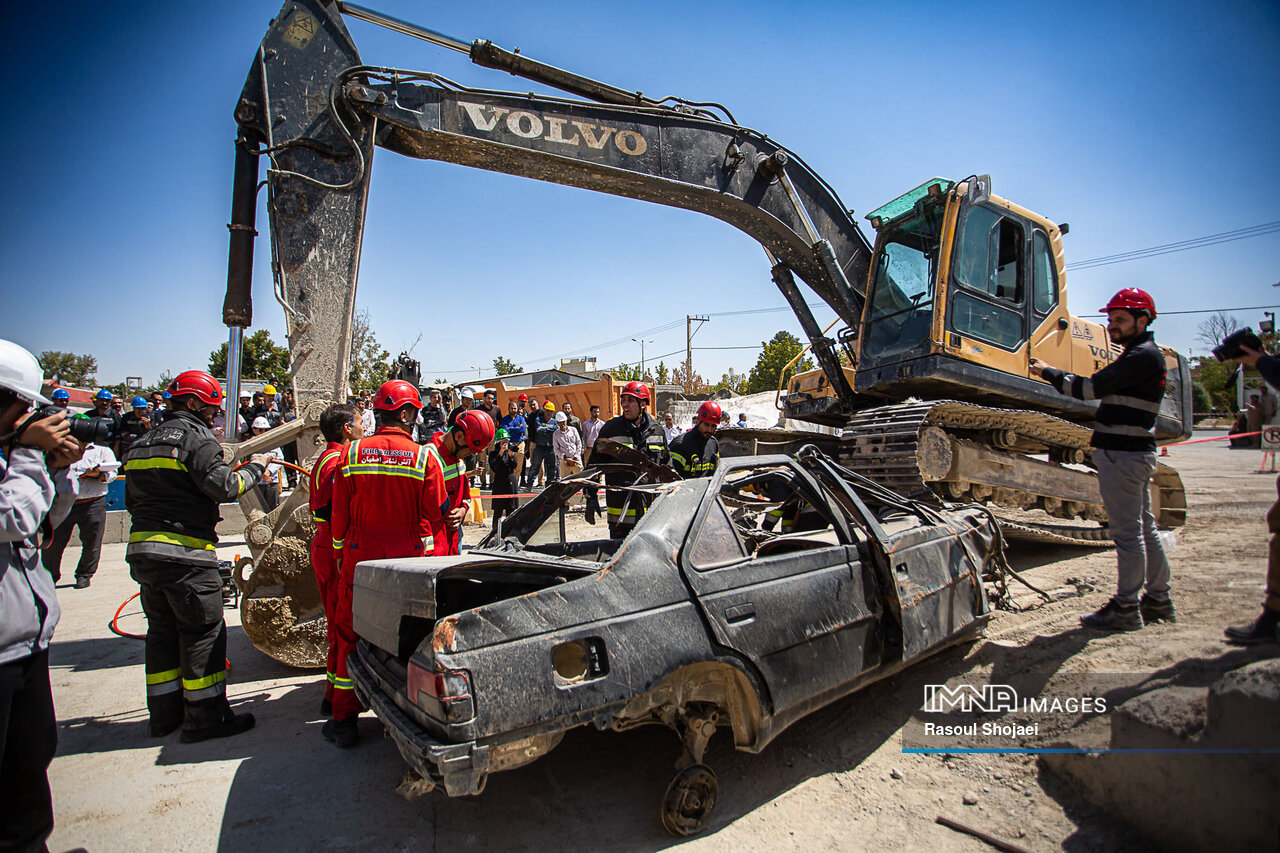 نجاتگران به عمق ۲۶ متری زمین زدند