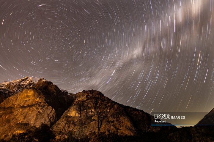 یک نوردهی طولانی مسیرهای ستاره‌ای را در پشت کوه لوپز در طول دوره بارش شهابی سالانه در نزدیکی شهر Bariloche، در منطقه پاتاگونیا، آرژانتین
