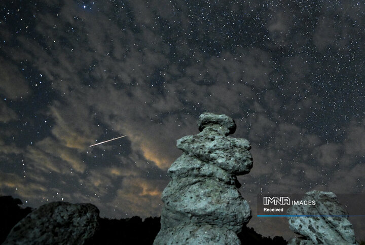 یک شهاب سنگ در طول بارش شهابی در آسمان شب بر فراز روستای Kuklici، در نزدیکی کراتوو، مقدونیه شمالی