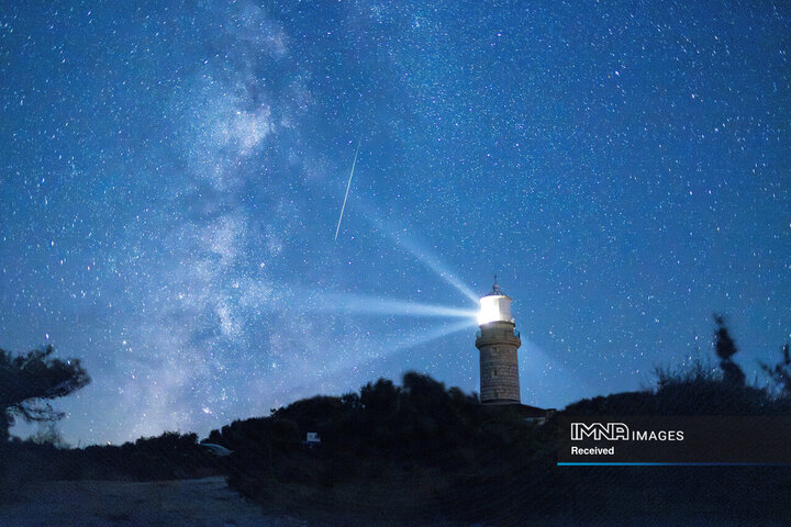 یک شهاب سنگ در آسمان شب در طول بارش شهابی سالانه در جزیره لاستوو، کرواسی 