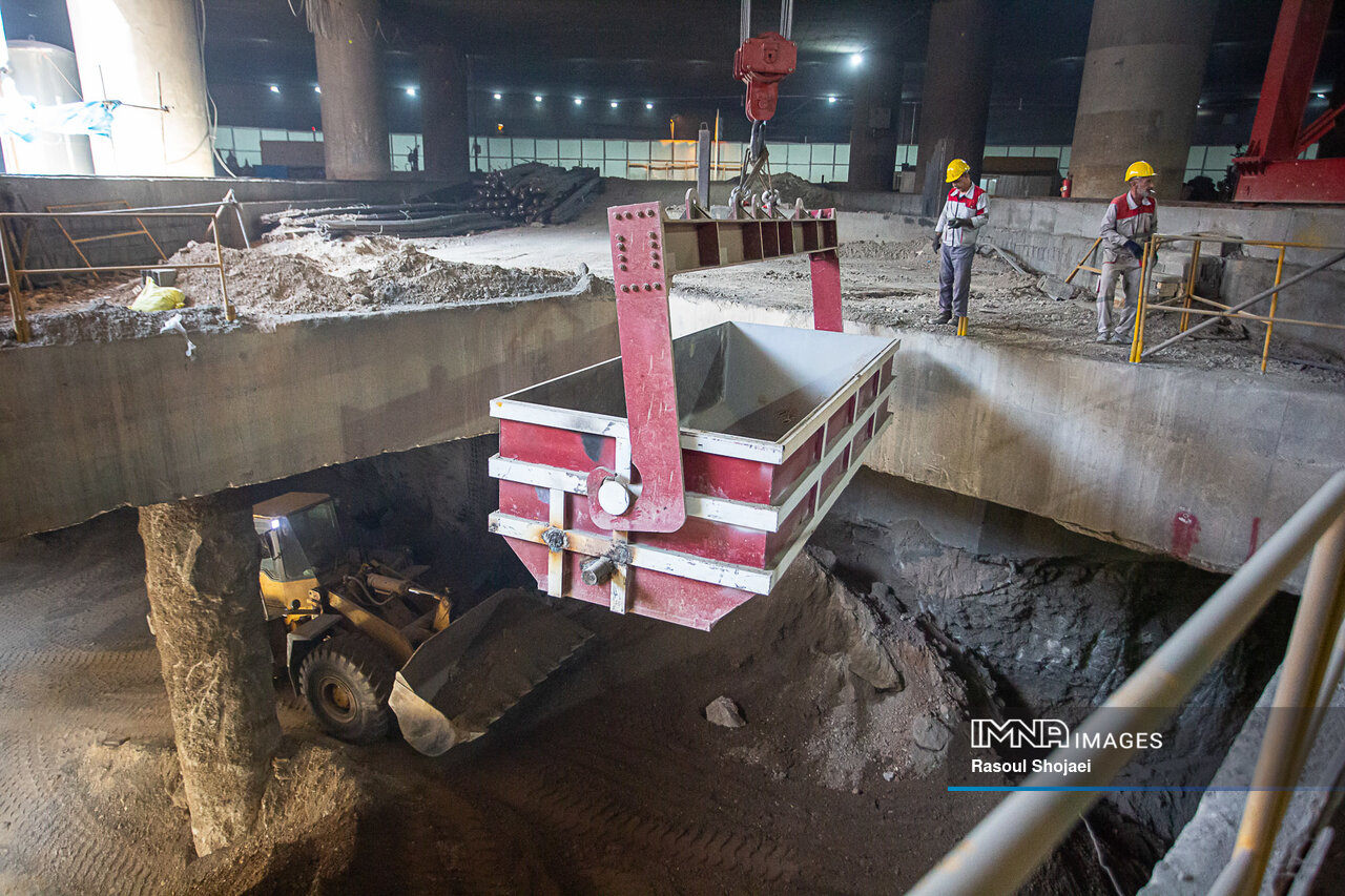 صدای مترو از زیرگذر میدان امام علی(ع) به گوش میرسد!