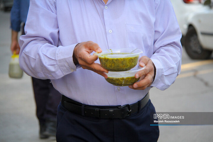 پخت آش نذری در باغ رضوان