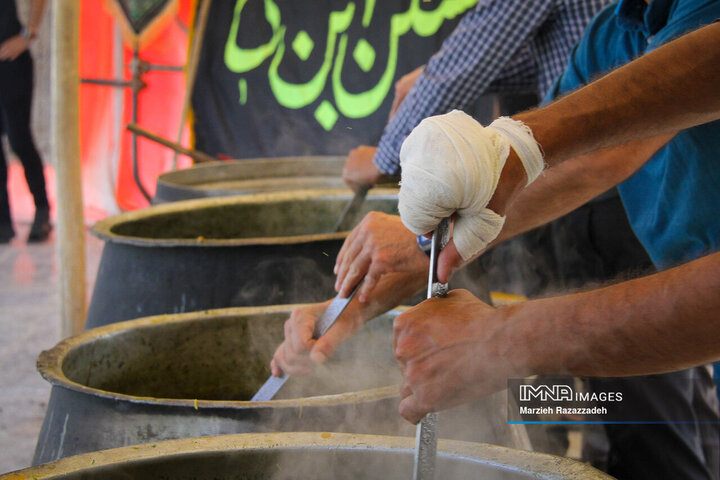 پخت آش نذری در باغ رضوان