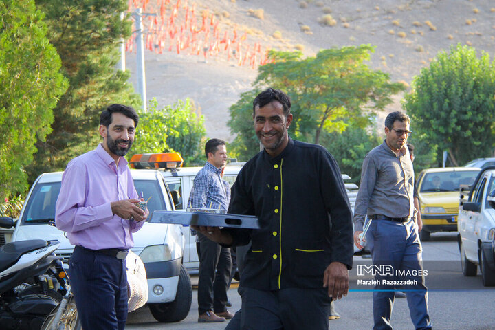 پخت آش نذری در باغ رضوان