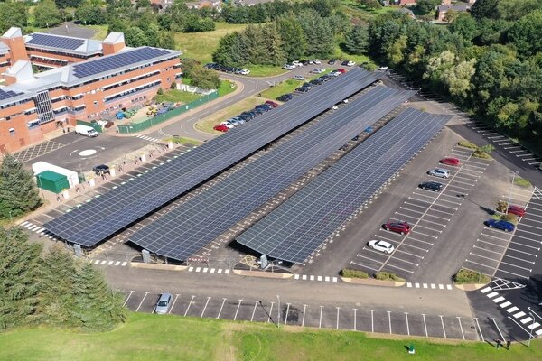 صرفه‌جویی چشمگیر انرژی در انگلستان با بزرگ‌ترین پارکینگ خورشیدی