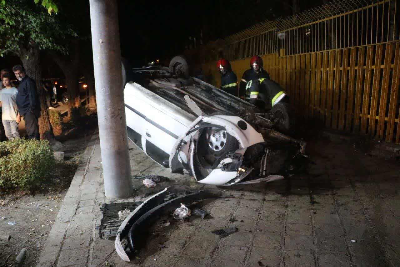 تصادف و واژگونی ۲۰۶ در خیابان هزار جریب/تصادف و محبوسی یک نفر در خودرو در اتوبان اردستانی