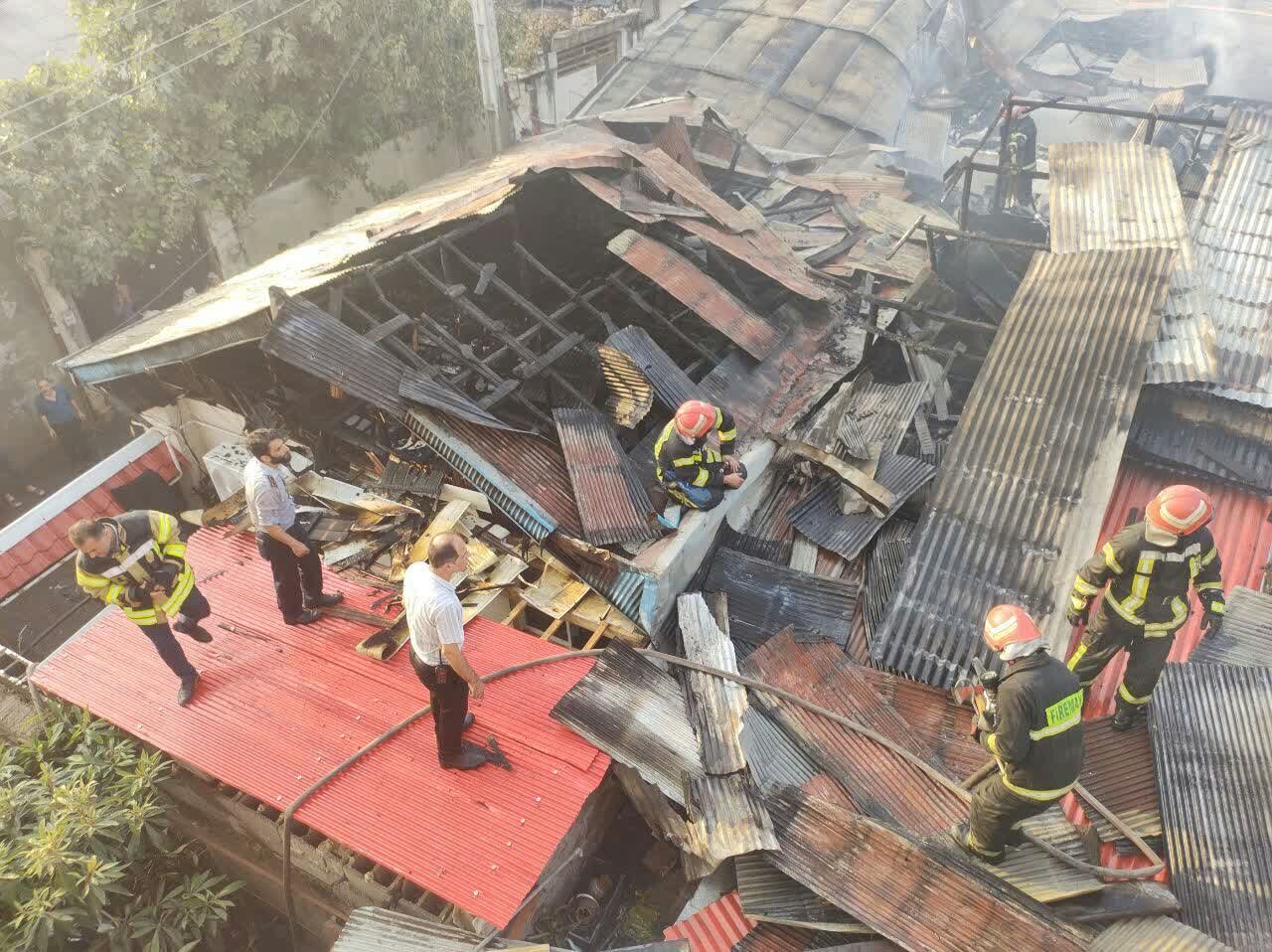 آتش‌سوزی ۵ خانه ویلایی در رشت/ ۲ آتش‌نشان مصدوم شدند