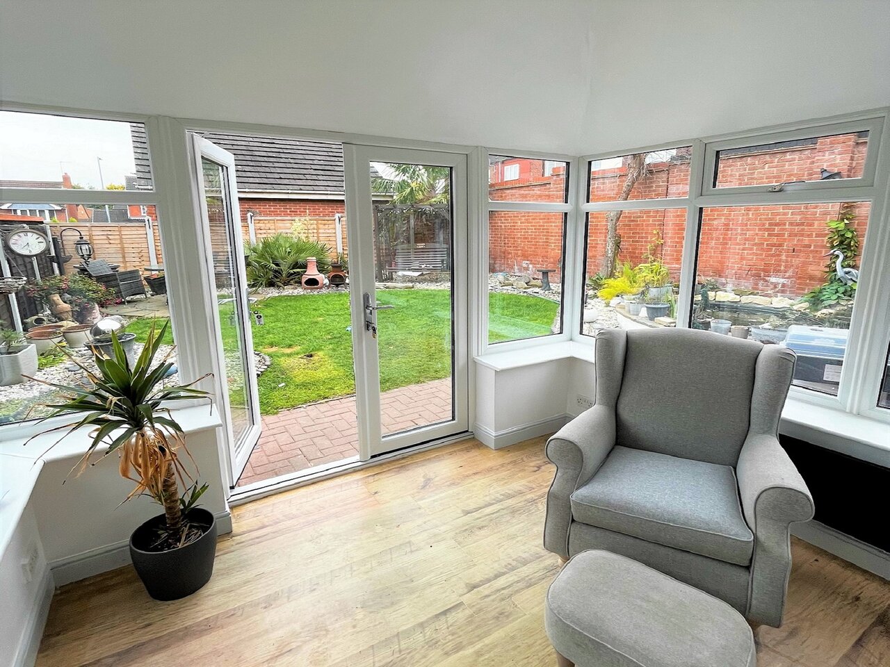 قیمت پنجره دوجداره در برندهای مختلف چگونه محاسبه میشود؟