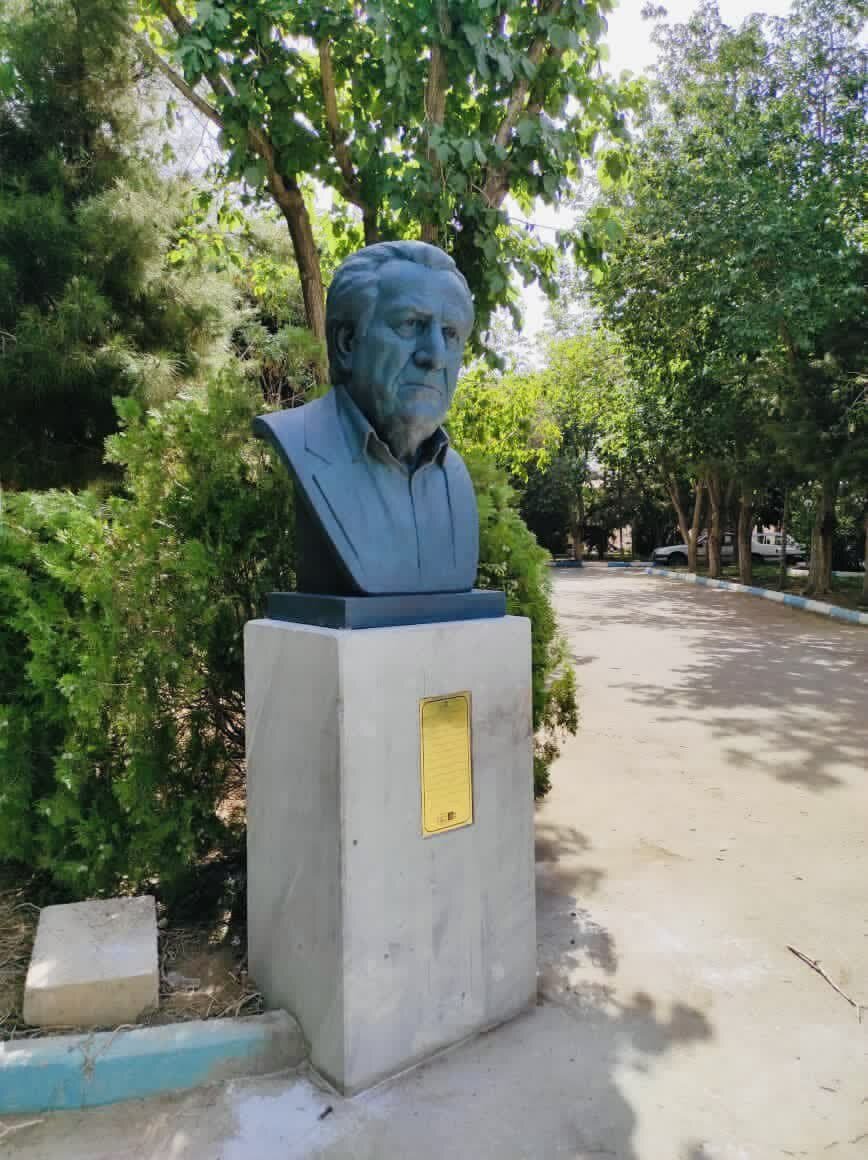 نصب سردیس مرحوم حاج کریم پوستی در خانه سالمندان صادقیه اصفهان