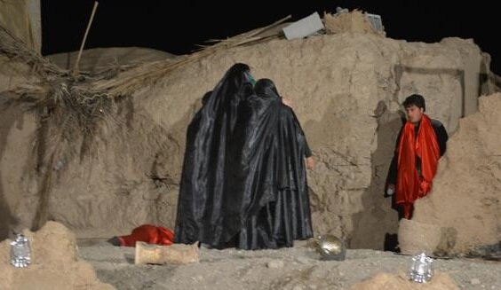 اینجا دختر، پدر را در آغوش گرفته است