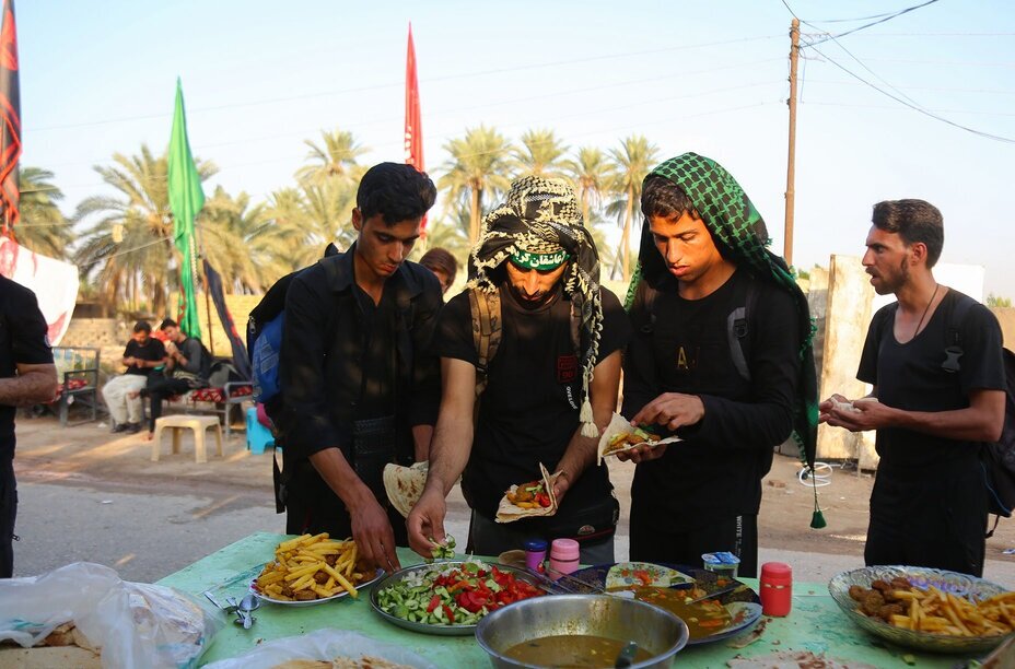 قدمهای زائران اربعین در مسیر طریق العلما