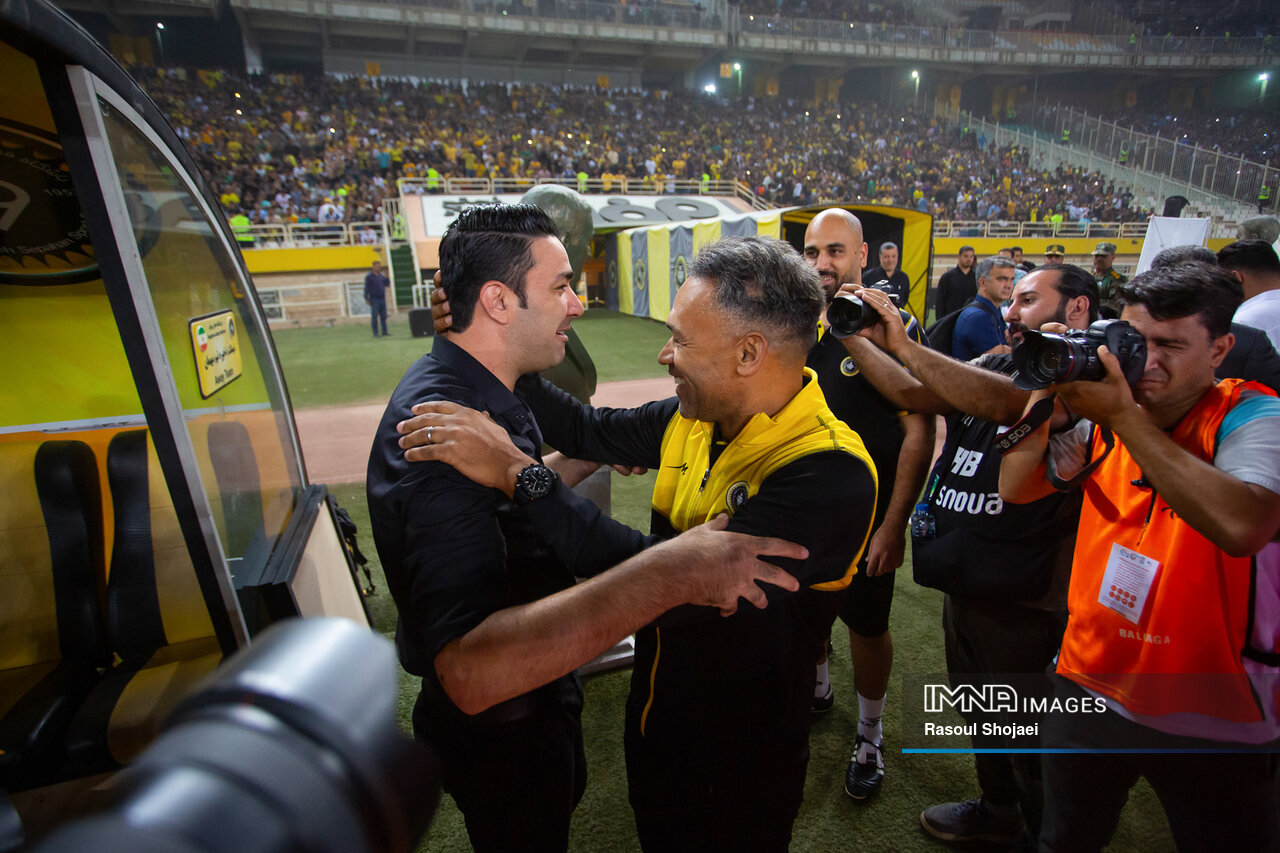 سنگ بزرگ استقلال، نشان نزدن!