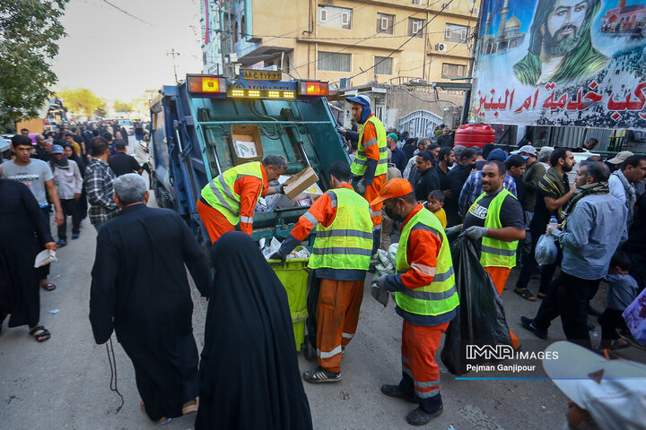 خدمت‌رسانی خادمان شهرداری اصفهان به زائران کربلای معلی