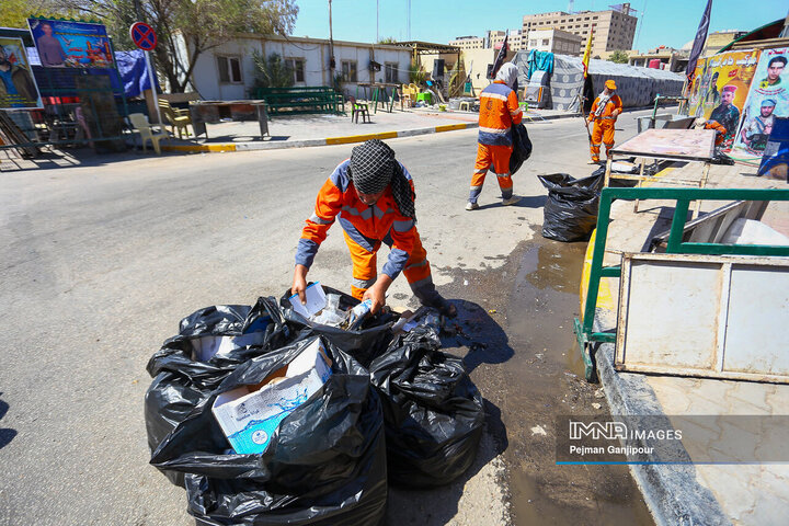 خدمت‌رسانی خادمان شهرداری اصفهان به زائران کربلای معلی