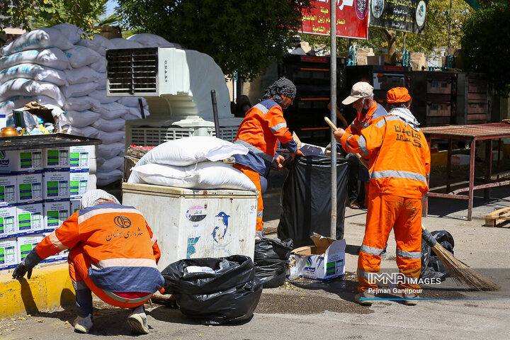 خدمت‌رسانی خادمان شهرداری اصفهان به زائران کربلای معلی