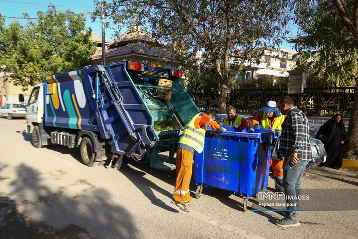 خدمت‌رسانی خادمان شهرداری اصفهان به زائران کربلای معلی