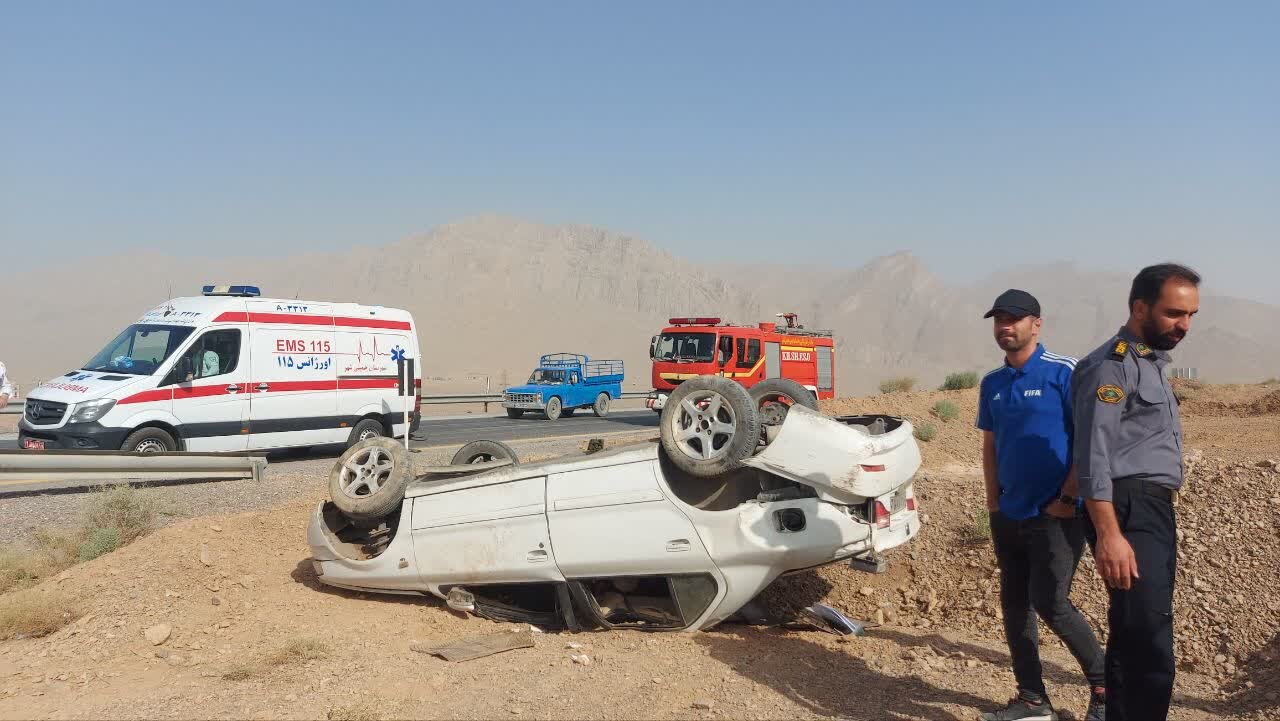 واژگونی خودروی سورن منجر به مصدومیت مادر و فرزند شد + عکس