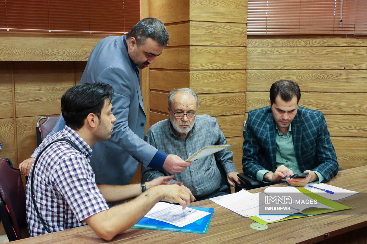 بررسی بیش از ۴۰ پرونده در کمیته نظارتی منطقه ۷ شهرداری اصفهان
