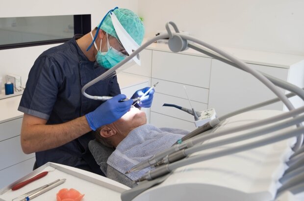 افزایش دندانپزشک‌های تقلبی در بلژیک / وحشت مردم از درمان