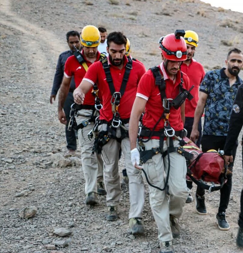 سقوط زن ۲۲ ساله از کوه صفه / برخورد با تیر چراغ برق مرگ راننده را در پی داشت