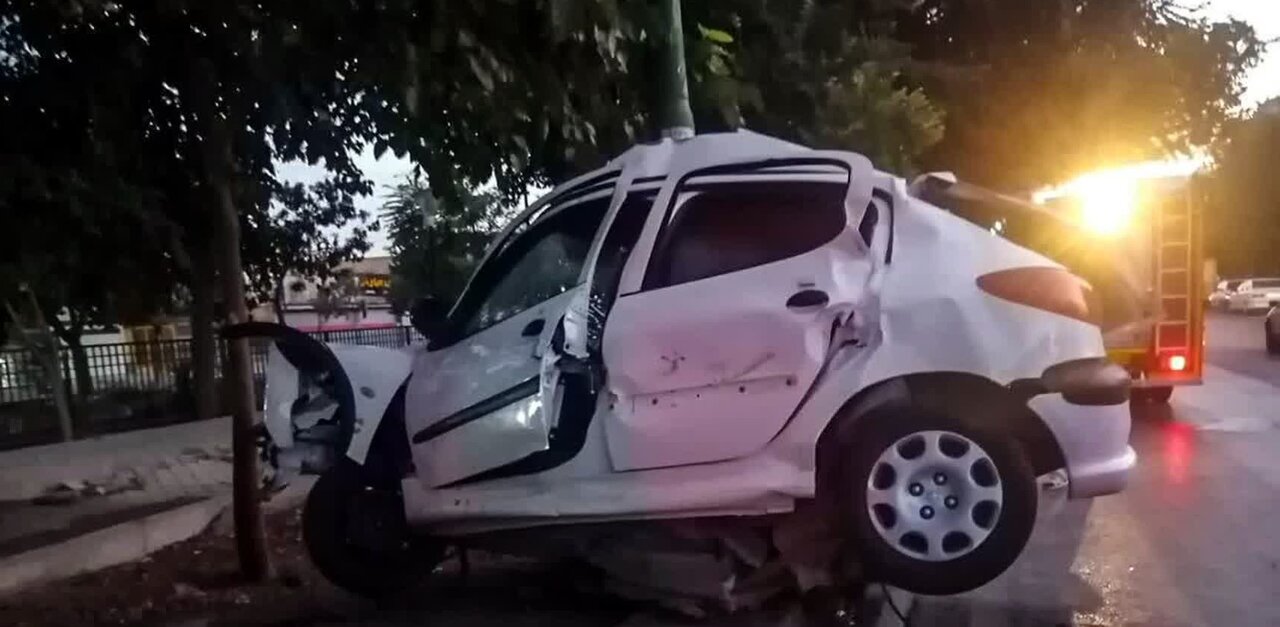 سقوط زن ۲۲ ساله از کوه صفه / برخورد با تیر چراغ برق مرگ راننده را در پی داشت