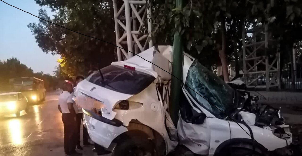 سقوط زن ۲۲ ساله از کوه صفه / برخورد با تیر چراغ برق مرگ راننده را در پی داشت