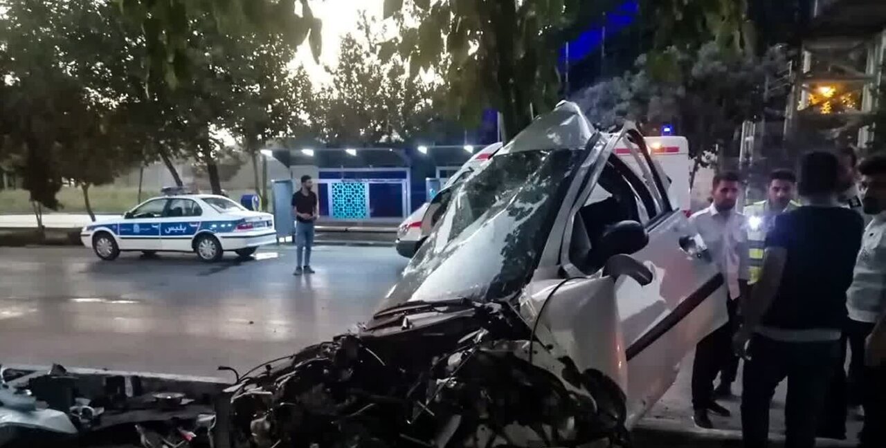 سقوط زن ۲۲ ساله از کوه صفه / برخورد با تیر چراغ برق مرگ راننده را در پی داشت
