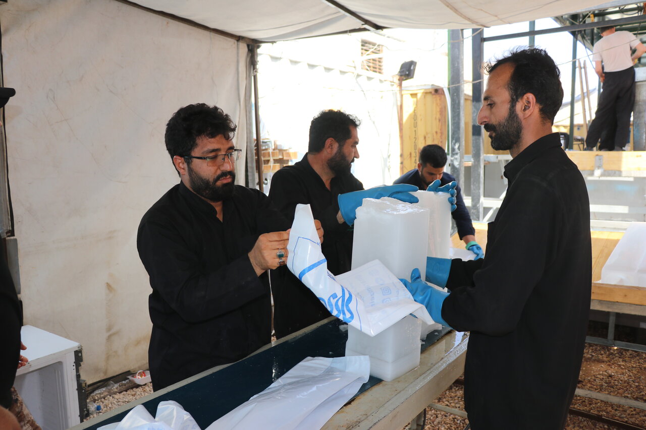 خادمانی که از زیارت خود میزنند تا لباس زائران را بشویند