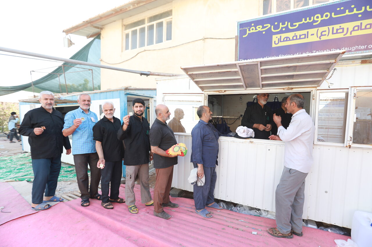 خادمانی که از زیارت خود میزنند تا لباس زائران را بشویند