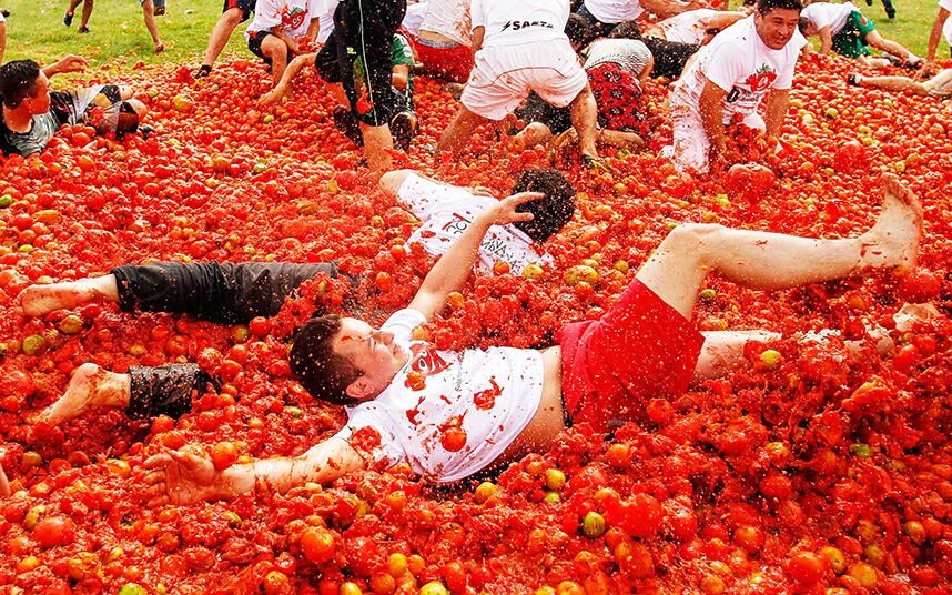 جشن گوجه‌فرنگی اسپانیا را قرمزپوش کرد + تصاویر