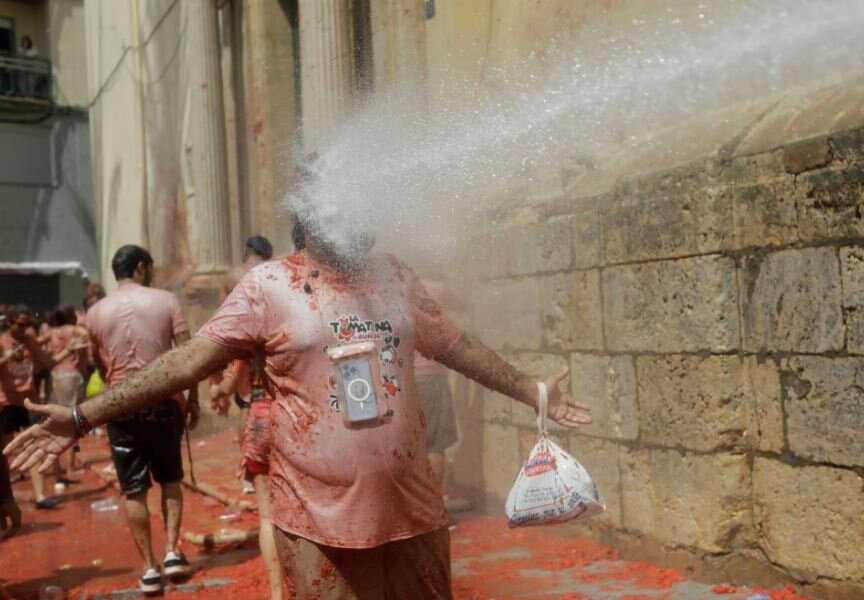 جشن گوجهفرنگی اسپانیا را قرمزپوش کرد + تصاویر