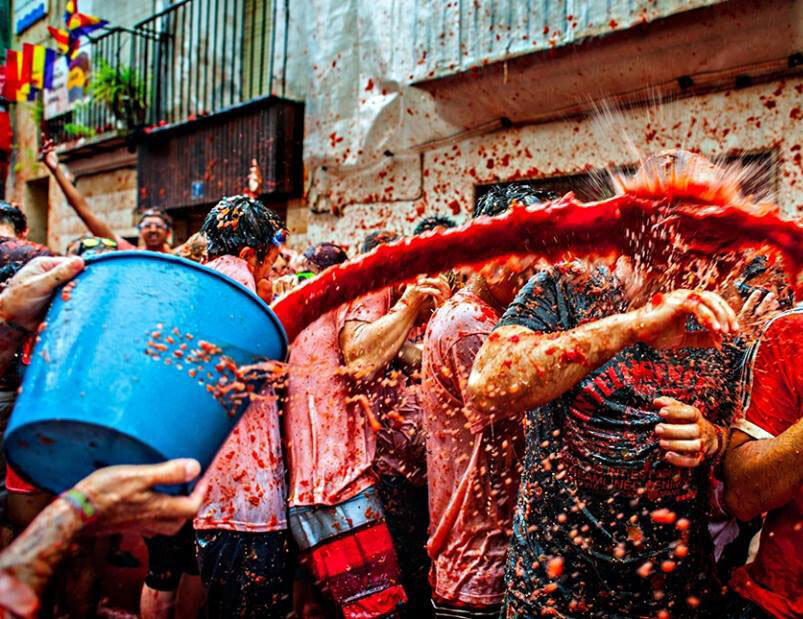 جشن گوجه‌فرنگی اسپانیا را قرمزپوش کرد + تصاویر