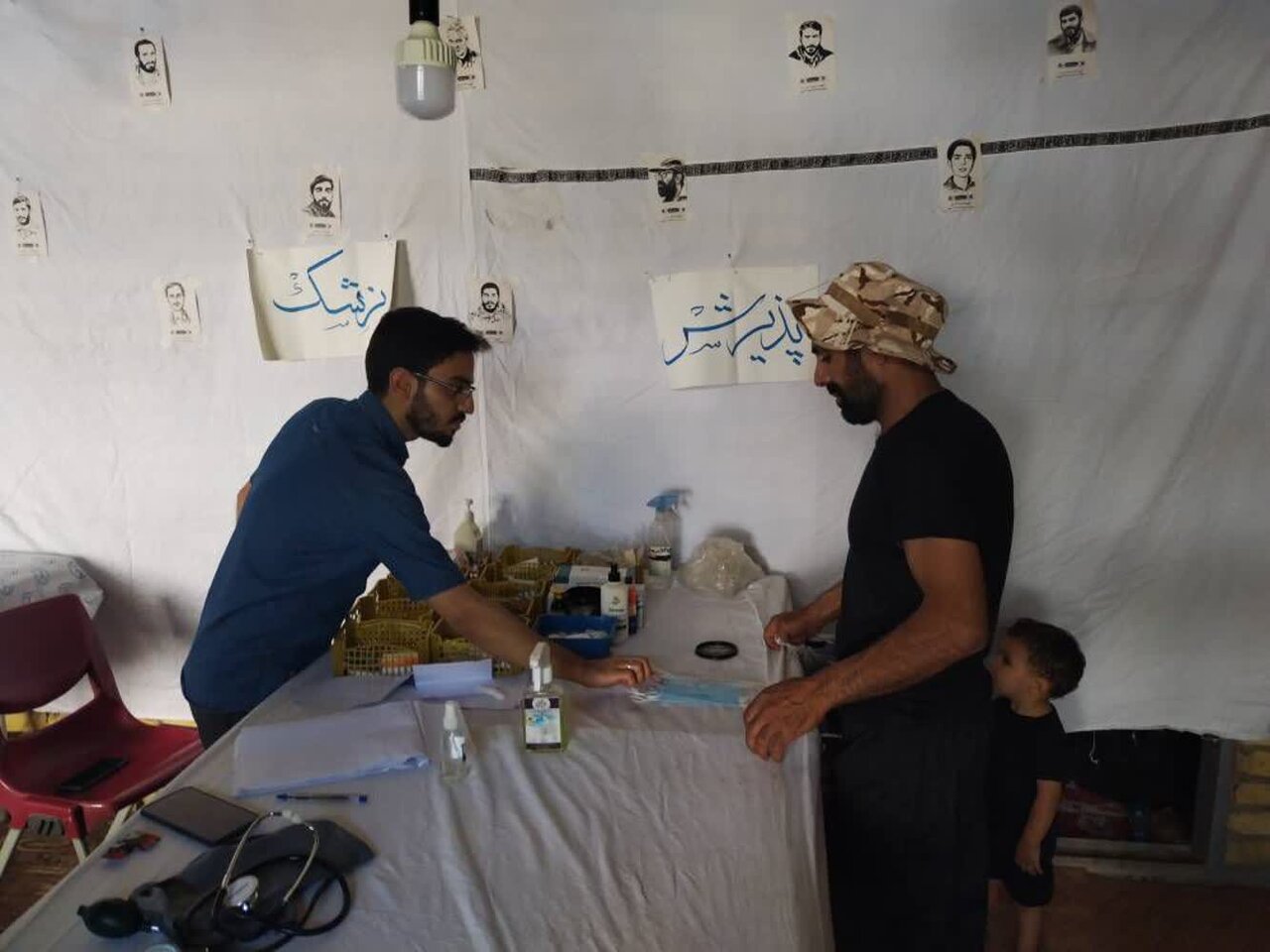 خدمت به زائران حسینی در موکب درمانی/ اینجا برای خدمت در مسیر عاشقی سر از پا نمیشناسند