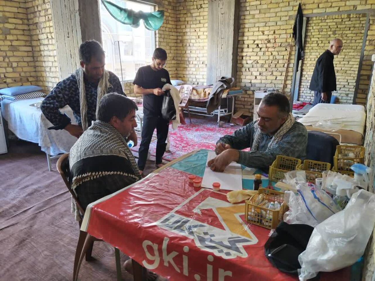 خدمت به زائران حسینی در موکب درمانی/ اینجا برای خدمت در مسیر عاشقی سر از پا نمیشناسند