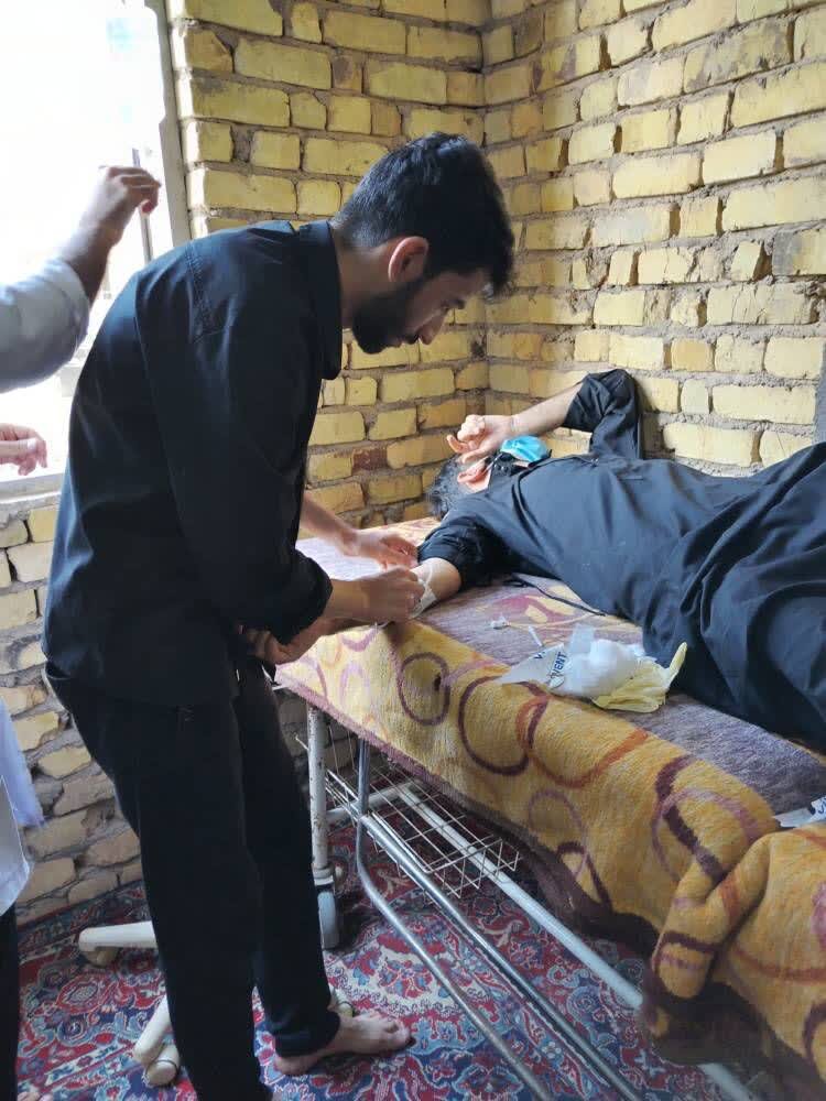 خدمت به زائران حسینی در موکب درمانی/ اینجا برای خدمت در مسیر عاشقی سر از پا نمیشناسند