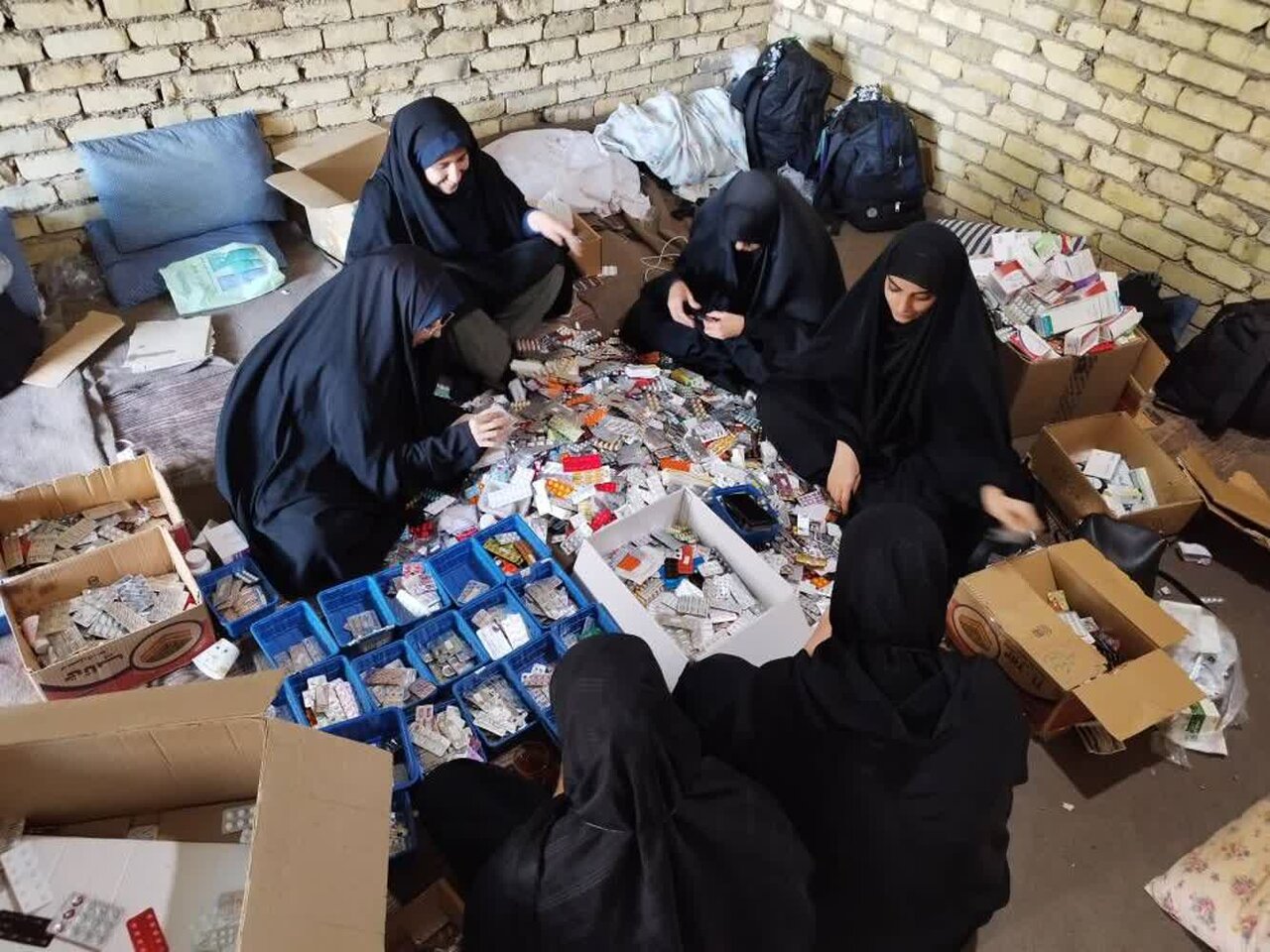 خدمت به زائران حسینی در موکب درمانی/ اینجا برای خدمت در مسیر عاشقی سر از پا نمیشناسند