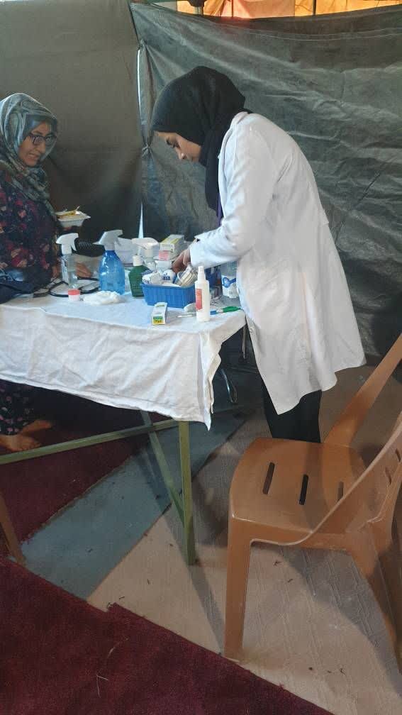 خدمت به زائران حسینی در موکب درمانی/ اینجا برای خدمت در مسیر عاشقی سر از پا نمیشناسند