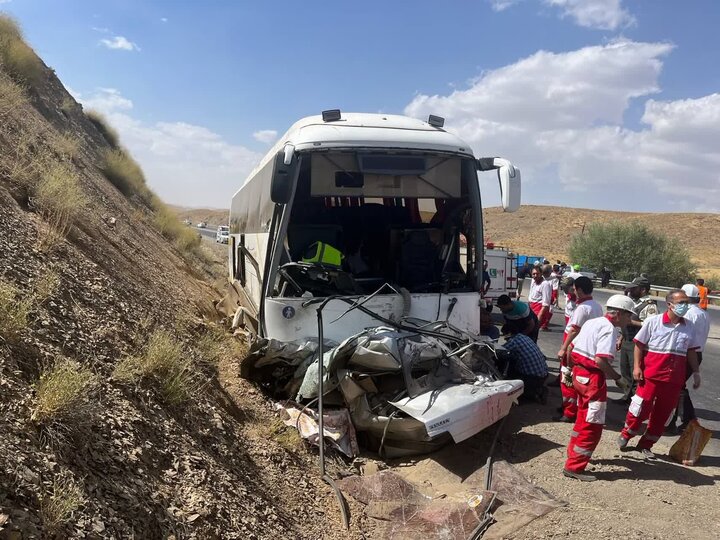 تصادف اتوبوس مسافربری با خودروی سواری ۱۰ مصدوم و ۲ فوتی داشت