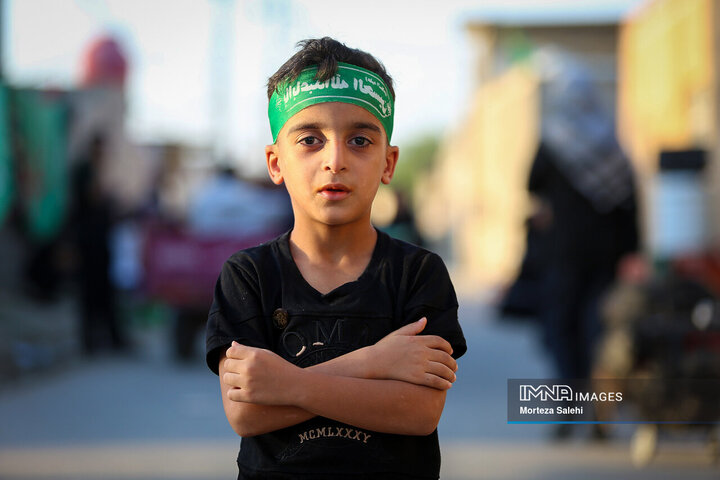 حضور کودکان در مسیر پیاده‌روی نجف به کربلا