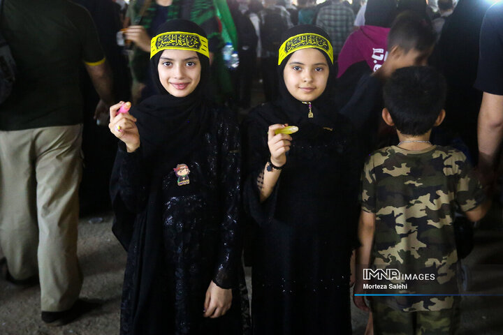 حضور کودکان در مسیر پیاده‌روی نجف به کربلا