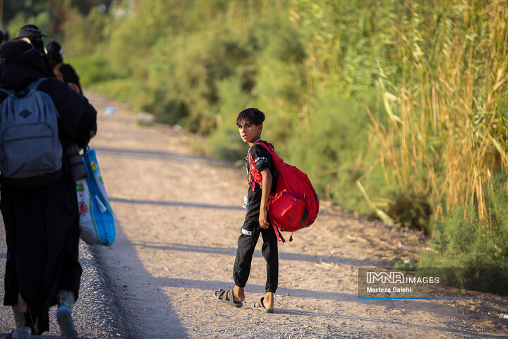 حضور کودکان در مسیر پیاده‌روی نجف به کربلا