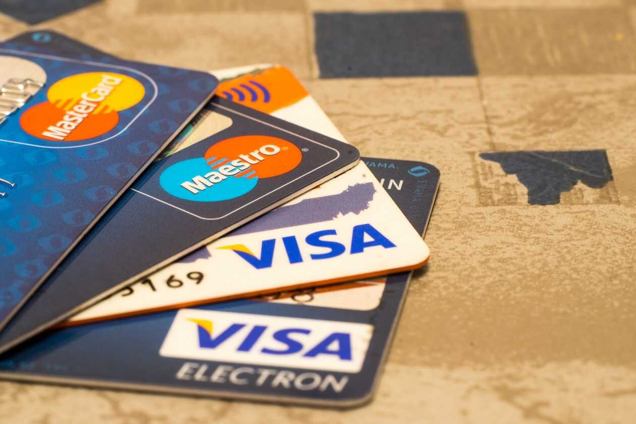 ویزا کارت چیست + انواع پرداخت بینالمللی و مزایای Visa Card