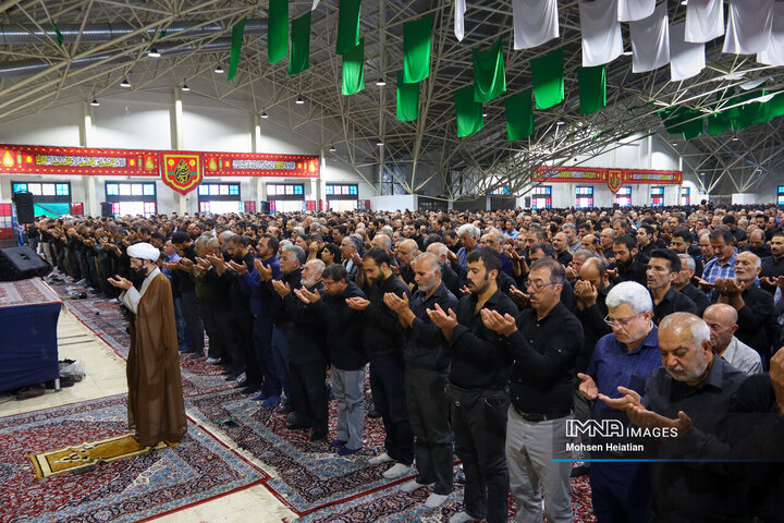 اقامه نماز ظهر اربعین در گلستان شهدای اصفهان