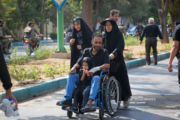 حضور خانواده‌ها در راهپیمائی جاماندگان اربعین در اصفهان