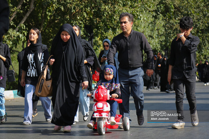 حضور خانواده‌ها در راهپیمائی جاماندگان اربعین در اصفهان