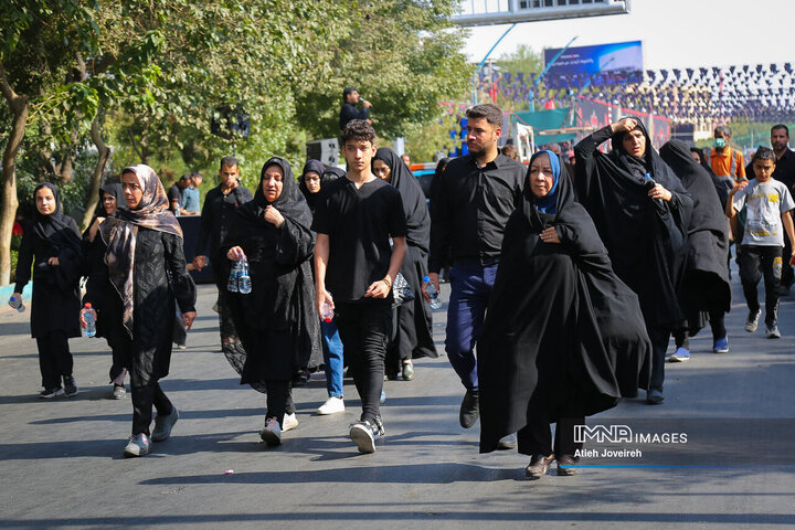 حضور خانواده‌ها در راهپیمائی جاماندگان اربعین در اصفهان