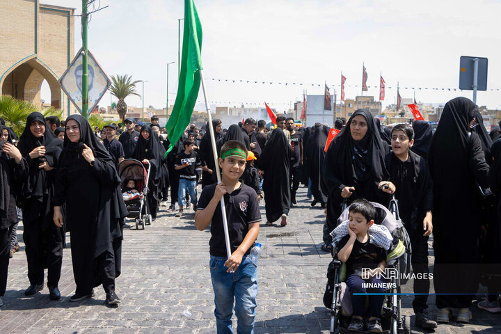 حضور جوانان و نوجوانان در پیاده‌روی جاماندگان اربعین در اصفهان