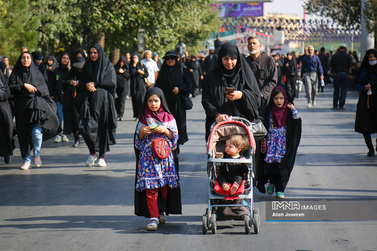 حضور خانوادگی در راهپیمائی جاماندگان اربعین در اصفهان